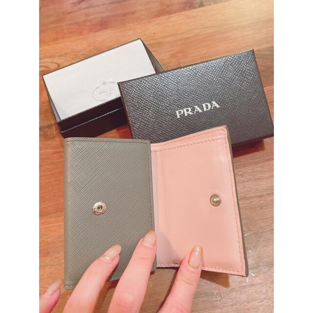 PRADA(プラダ)の 【限定カラー】PRADA＊プラダ＊ 三つ折り ＊ミニウォレット＊グレー＊ピンク メンズのファッション小物(折り財布)の商品写真