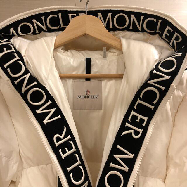 MONCLER(モンクレール)のモンクレール　ダウンジャケット　モンクラー　ホワイト メンズのジャケット/アウター(ダウンジャケット)の商品写真