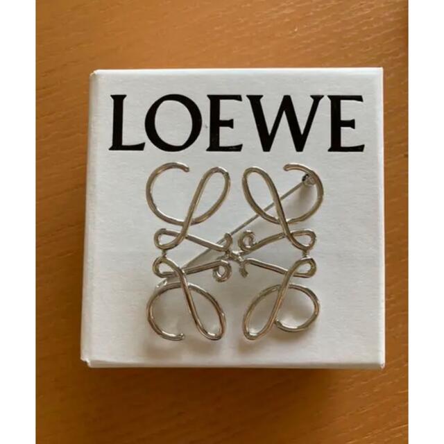 LOEWE(ロエベ)のロエベ  アナグラム　ブローチ レディースのアクセサリー(ブローチ/コサージュ)の商品写真