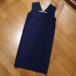 バーニーズニューヨーク(BARNEYS NEW YORK)のヨーコチャン バックパールワンピース 38(ひざ丈ワンピース)