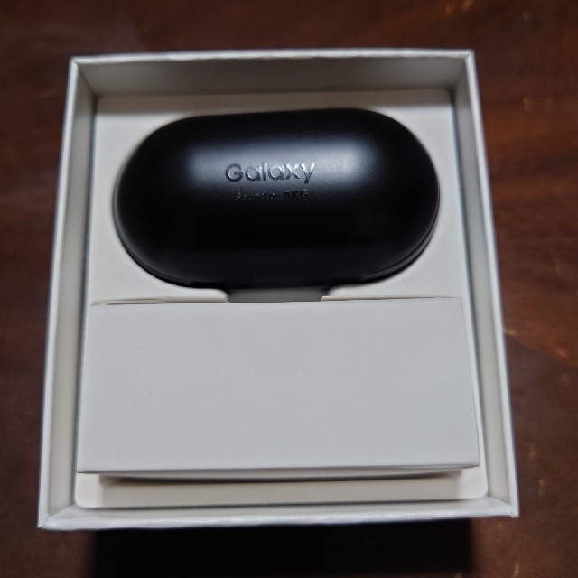 【美品】Galaxy Buds ブラック　ワイヤレスイヤホン スマホ/家電/カメラのオーディオ機器(ヘッドフォン/イヤフォン)の商品写真