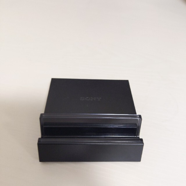 SONY(ソニー)のXperia™ Z2 Tablet専用マグネットコネクタ付き卓上ホルダ スマホ/家電/カメラのスマートフォン/携帯電話(バッテリー/充電器)の商品写真