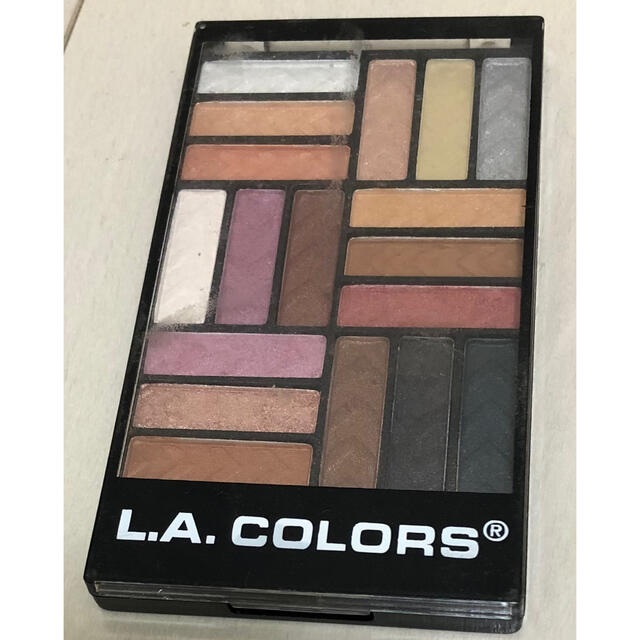 L.A.COLORS 18色アイカラーパレット  中古 コスメ/美容のベースメイク/化粧品(アイシャドウ)の商品写真