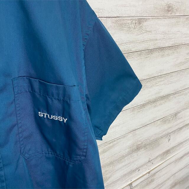 STUSSY(ステューシー)の【希少デザイン】ステューシー刺繍ワンポイントロゴバックプリント半袖ワークシャツ メンズのトップス(シャツ)の商品写真