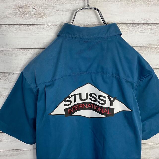 STUSSY(ステューシー)の【希少デザイン】ステューシー刺繍ワンポイントロゴバックプリント半袖ワークシャツ メンズのトップス(シャツ)の商品写真