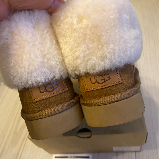 UGG(アグ)のUGG W CLASSIC MINI FLUFF 新品未着用 レディースの靴/シューズ(ブーツ)の商品写真