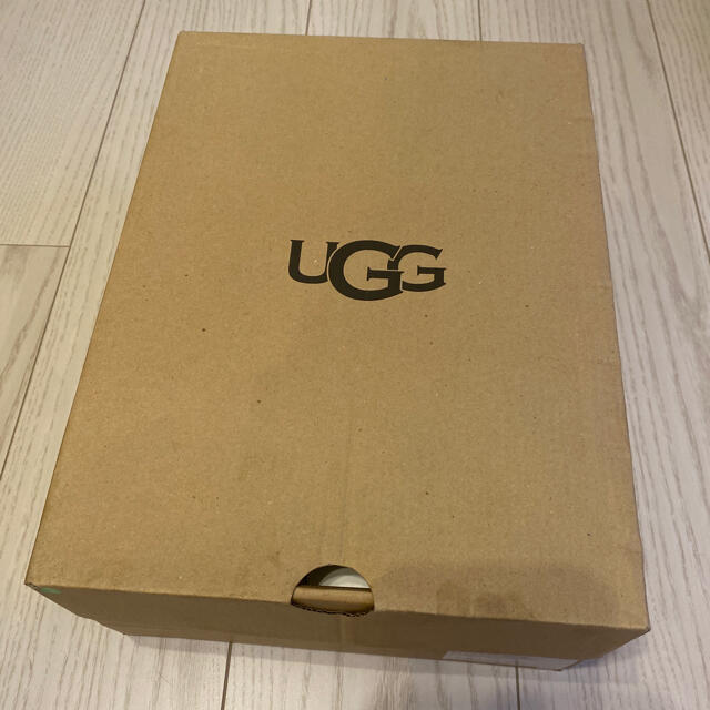 UGG(アグ)のUGG W CLASSIC MINI FLUFF 新品未着用 レディースの靴/シューズ(ブーツ)の商品写真
