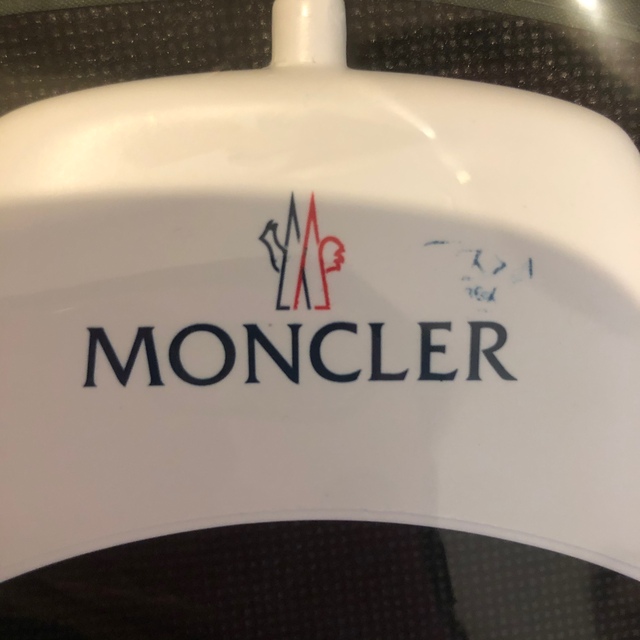 MONCLER(モンクレール)のモンクレール☆キッズ用ハンガー☆子供☆高島屋☆衣類カバー キッズ/ベビー/マタニティのキッズ/ベビー/マタニティ その他(その他)の商品写真