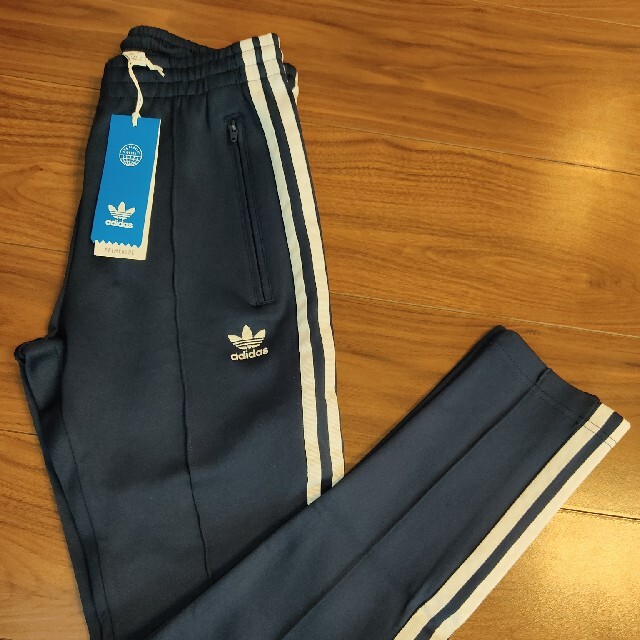 adidas(アディダス)のadidas　アディダス　トラックパンツ　Lサイズ☆新品　レディース メンズのトップス(ジャージ)の商品写真