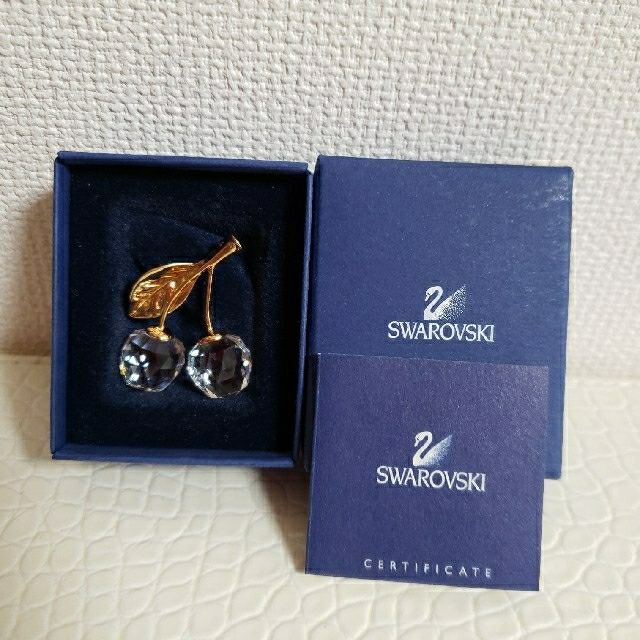 SWAROVSKI(スワロフスキー)のSWAROVSKI　ブローチ　さくらんぼ レディースのアクセサリー(ブローチ/コサージュ)の商品写真