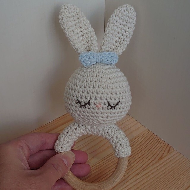 ベビーラトル ガラガラ うさぎさん ハンドメイド 歯がため(プラスチック鈴入り)