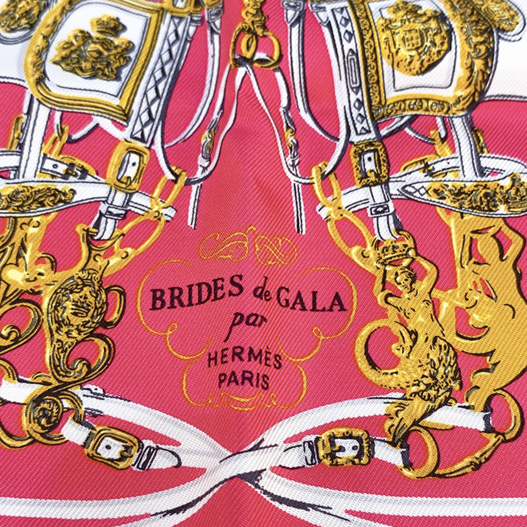 Hermes(エルメス)のエルメス HERMES カレ ナノ 20 「BRIDES DE GALA」（式典用馬勒） ピンク×ホワイト×ゴールド シルク100％ レディース ハンカチ レディースのファッション小物(ハンカチ)の商品写真