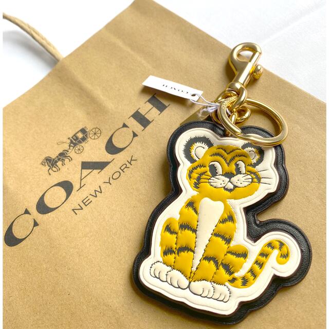 COACH(コーチ)のCOACHコーチ♡寅年限定 タイガーバックチャーム　新品未使用品 レディースのファッション小物(キーホルダー)の商品写真