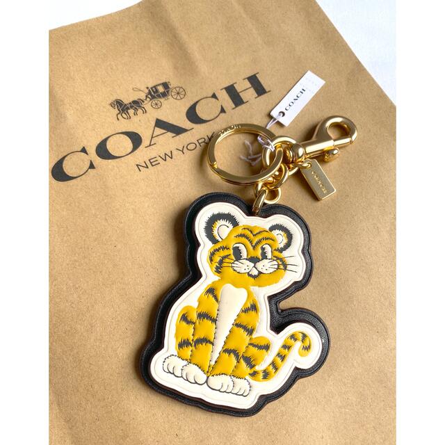 COACH(コーチ)のCOACHコーチ♡寅年限定 タイガーバックチャーム　新品未使用品 レディースのファッション小物(キーホルダー)の商品写真