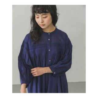 URBAN RESEARCH - かぐれ ピンタック切替ギャザーブラウス ブルーの URBAN RESEARCH - かぐれ ピンタック切替ギャザーブラウス ブルーの