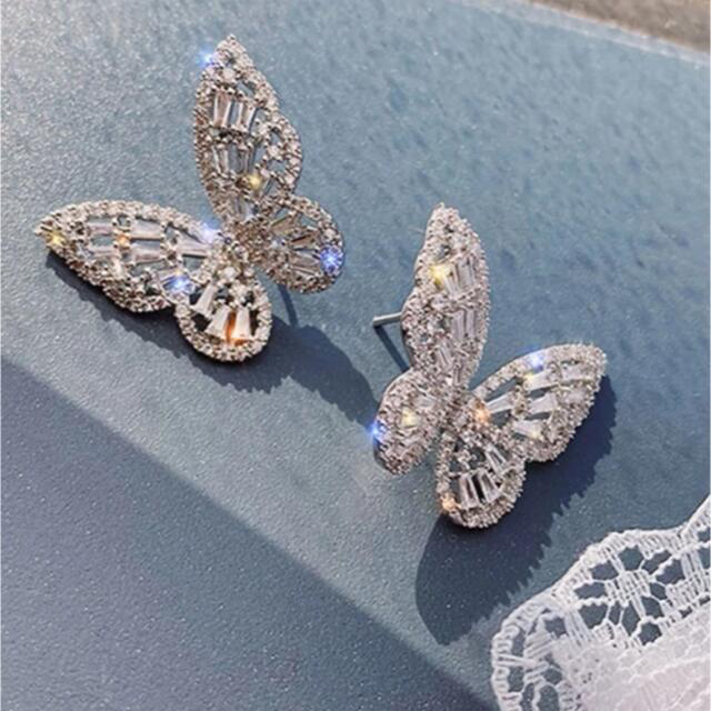 Dior(ディオール)のsparkling butterfly pierce (silver) レディースのアクセサリー(ピアス)の商品写真