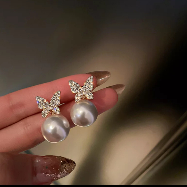 Dior(ディオール)のmini pearl butterfly pierce  レディースのアクセサリー(ピアス)の商品写真