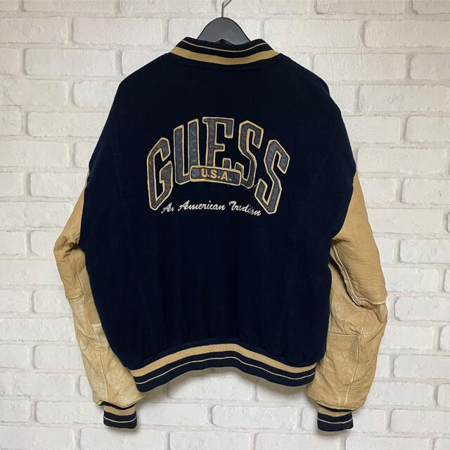 GUESS(ゲス)の週末限定値下げ GUESS ゲス スタジャンMサイズ ネイビー/ベージュ 古着 メンズのジャケット/アウター(スタジャン)の商品写真