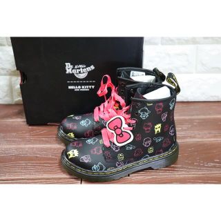 ドクターマーチン ハローキティの通販 48点 | Dr.Martensを買うならラクマ セールイベント盛り沢山 ドクターマーチン✖︎ハローキティ超厚底コラボモデル 1461QUAD HK ローファー/革靴