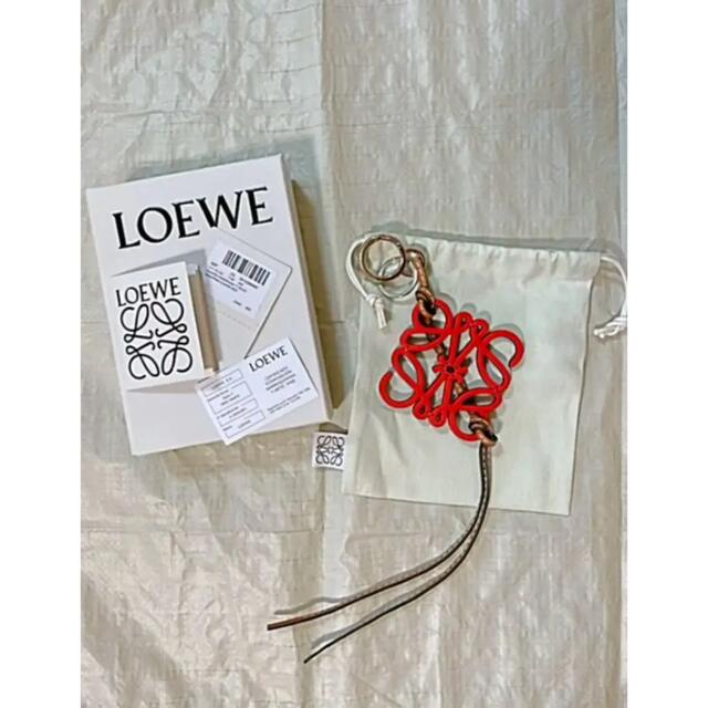 LOEWE(ロエベ)の美品　ロエベ   赤　レッド　アナグラム　キーホルダー　チャーム　バッグ　財布 レディースのファッション小物(キーホルダー)の商品写真