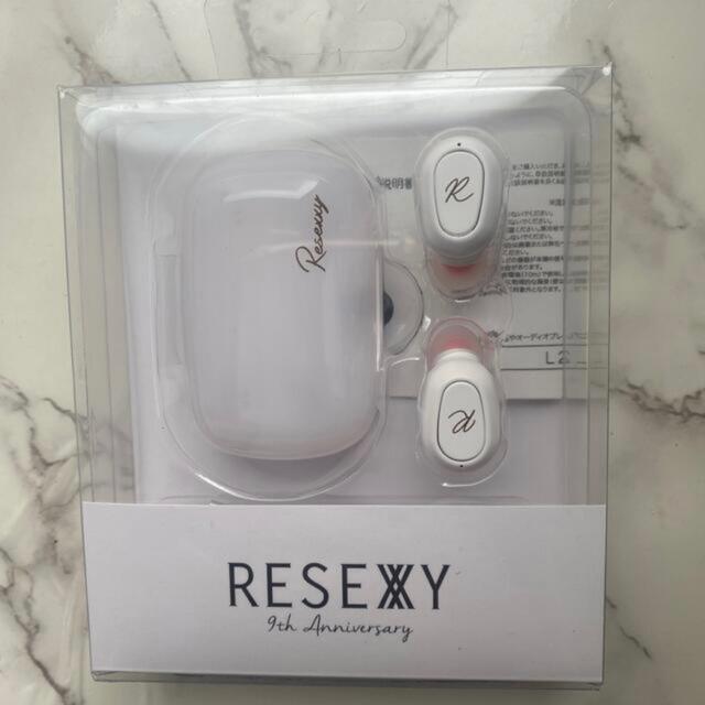 RESEXXY(リゼクシー)の新品未使用♡RESEXXY♡Bluetooth イヤホン♡ホワイト スマホ/家電/カメラのオーディオ機器(ヘッドフォン/イヤフォン)の商品写真