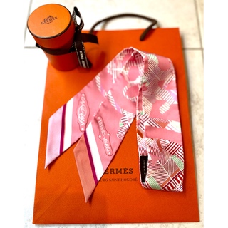 エルメス(Hermes)の未使用　超美品　ピンクのカモフラ　エルメス　スカーフ　ツイリー　箱付き(バンダナ/スカーフ)