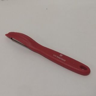 ビクトリノックス(VICTORINOX)のVICTORINOX ユニバーサルピーラー 万能皮むき 波刃 縦型 レッド(調理道具/製菓道具)