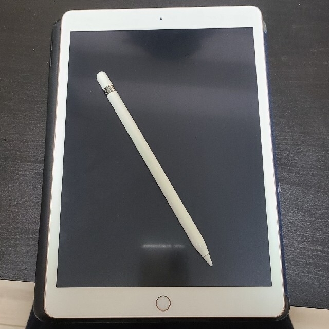 iPad(アイパッド)のiPad 美品 + Apple pencil 無印 32G ゴールド 第8世代 スマホ/家電/カメラのPC/タブレット(タブレット)の商品写真