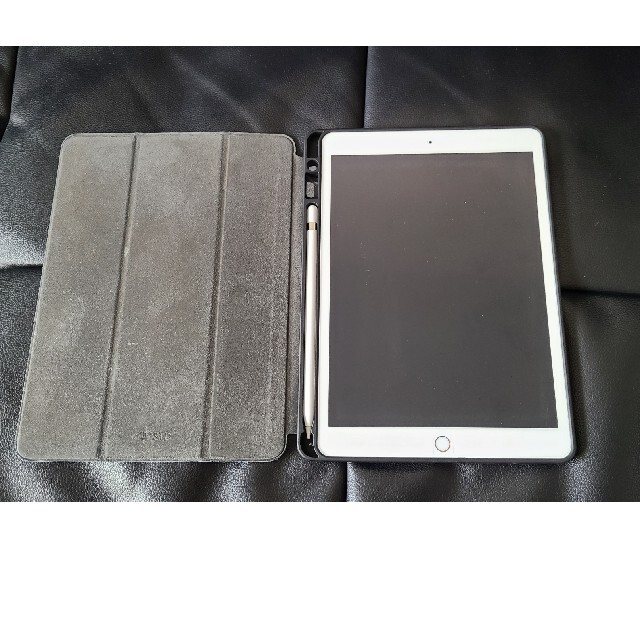 iPad(アイパッド)のiPad 美品 + Apple pencil 無印 32G ゴールド 第8世代 スマホ/家電/カメラのPC/タブレット(タブレット)の商品写真