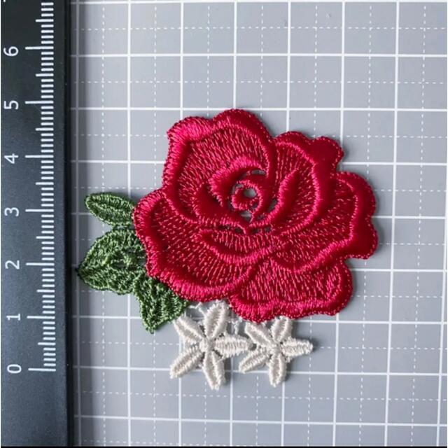 薔薇 ローズ 刺繍 ケミカルモチーフ  6枚セット ハンドメイドの素材/材料(各種パーツ)の商品写真