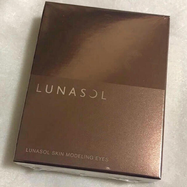 LUNASOL(ルナソル)の新品未使用⭐︎ルナソル スキンモデリングアイズ01 コスメ/美容のベースメイク/化粧品(アイシャドウ)の商品写真