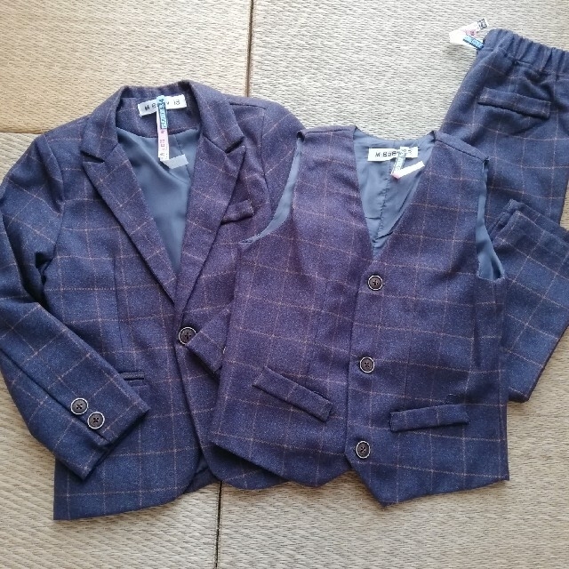 H&M(エイチアンドエム)の男の子スーツ 4点セット　120 キッズ/ベビー/マタニティのキッズ服男の子用(90cm~)(ドレス/フォーマル)の商品写真