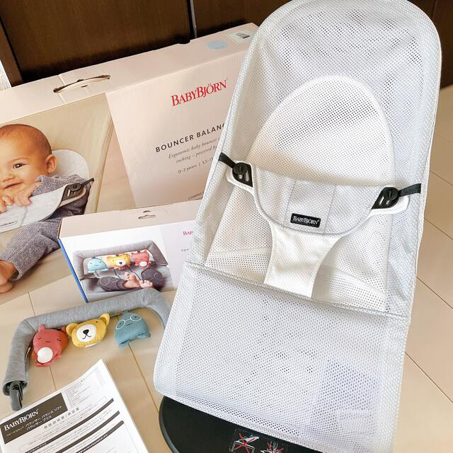 BABYBJORN(ベビービョルン)の『haku様専用』保証期間内　ベビービョルン バウンサー メッシュ キッズ/ベビー/マタニティの外出/移動用品(抱っこひも/おんぶひも)の商品写真