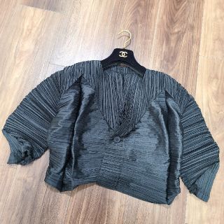 イッセイミヤケ(ISSEY MIYAKE)のISSEY MIYAKEプリーツ☆７万円おしな(ノーカラージャケット)