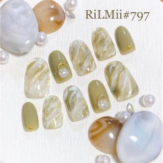 RiLMii#797カーキ×ホワイト／ニュアンスネイルチップ コスメ/美容のネイル(つけ爪/ネイルチップ)の商品写真