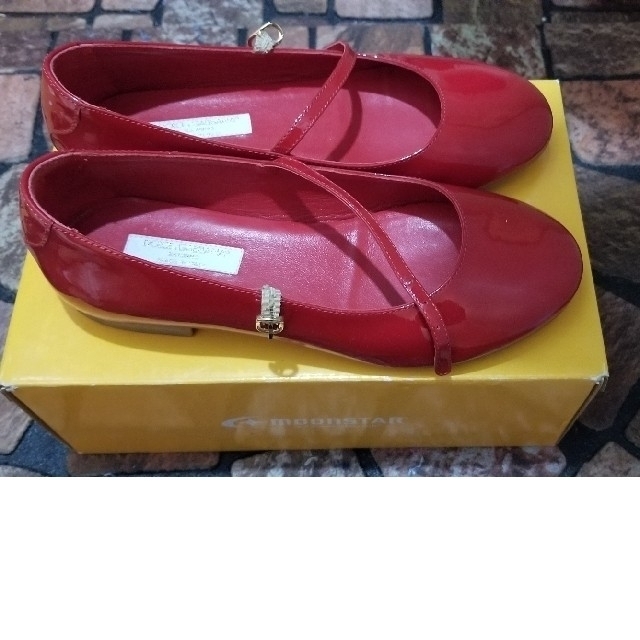 DOLCE&GABBANA(ドルチェアンドガッバーナ)のドルチェアンドガッバーナの赤エナメルパンプス キッズ/ベビー/マタニティのベビー靴/シューズ(~14cm)(その他)の商品写真