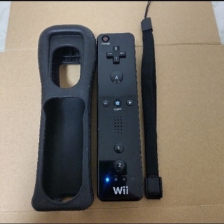 ウィー(Wii)の【匿名発送】Wiiリモコン 黒 ストラップ・ジャケット 付(家庭用ゲーム機本体)