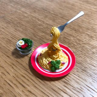 ぐでたま　ぐでたま世界進出!?　カルボナーラに巻かれる　食玩　フィギュア(キャラクターグッズ)