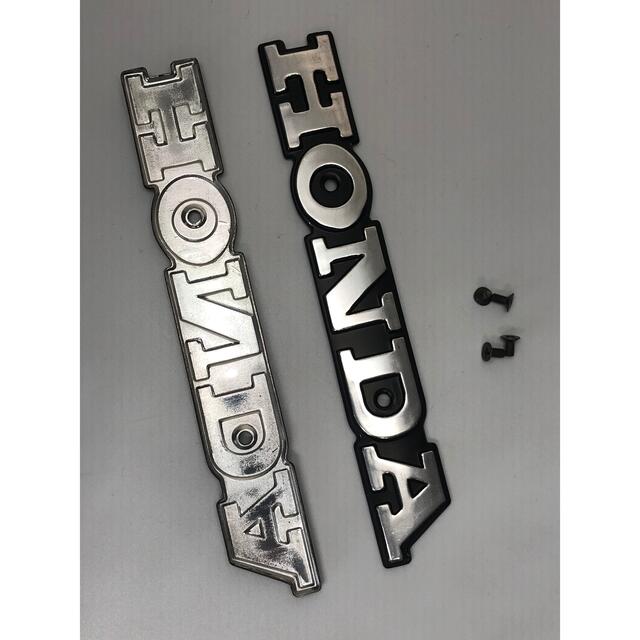 バイク　タンクエンブレム、二枚、ネジ付き HONDA 自動車/バイクの自動車(汎用パーツ)の商品写真