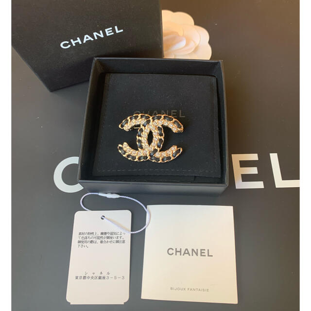 CHANEL(シャネル)の入手困難 美品 正規品2020製 CHANELブローチ レディースのアクセサリー(ブローチ/コサージュ)の商品写真