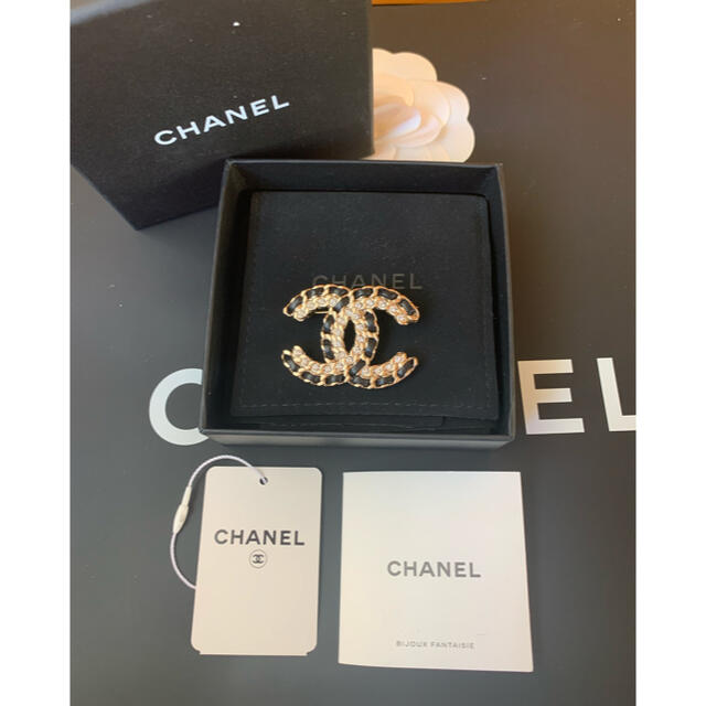 CHANEL(シャネル)の入手困難 美品 正規品2020製 CHANELブローチ レディースのアクセサリー(ブローチ/コサージュ)の商品写真