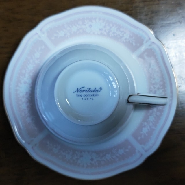 Noritake(ノリタケ)のノリタケ　アクレイム*カップ&ソーサー2客セット+レースウッドゴールドピンク1客 インテリア/住まい/日用品のキッチン/食器(食器)の商品写真