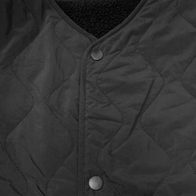 UNIQLO(ユニクロ)の新品 KIDS キルティングボアフリースリバーシブルジャケット 160 ブラック キッズ/ベビー/マタニティのキッズ服男の子用(90cm~)(ジャケット/上着)の商品写真