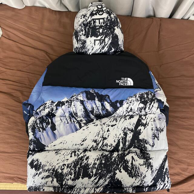 Supreme(シュプリーム)のsupreme  THE NORTH FACEバルトロ 雪山 【Ｍサイズ】 メンズのジャケット/アウター(ダウンジャケット)の商品写真