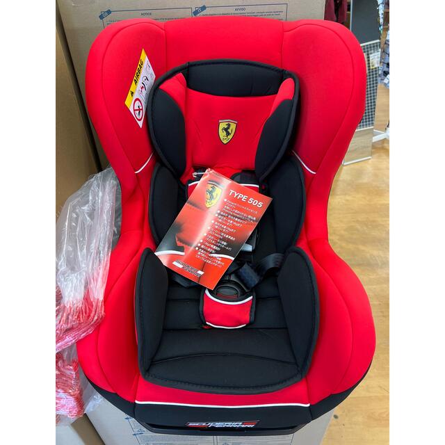 Ferrari(フェラーリ)のチャイルドシート フェラーリ タイプ 505 ロッソ キッズ/ベビー/マタニティの外出/移動用品(自動車用チャイルドシート本体)の商品写真