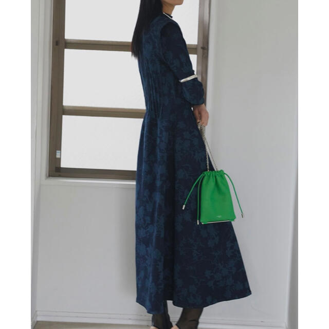 Ameri VINTAGE(アメリヴィンテージ)のKEILY FLOWER DENIM DRESS インディゴM レディースのワンピース(ロングワンピース/マキシワンピース)の商品写真