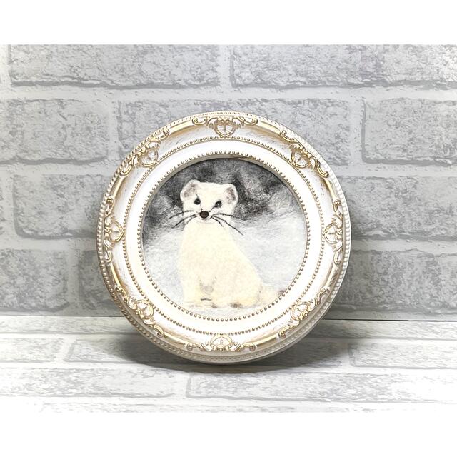 羊毛フェルト 刺繍 アート  冬のオコジョ ハンドメイドのインテリア/家具(アート/写真)の商品写真