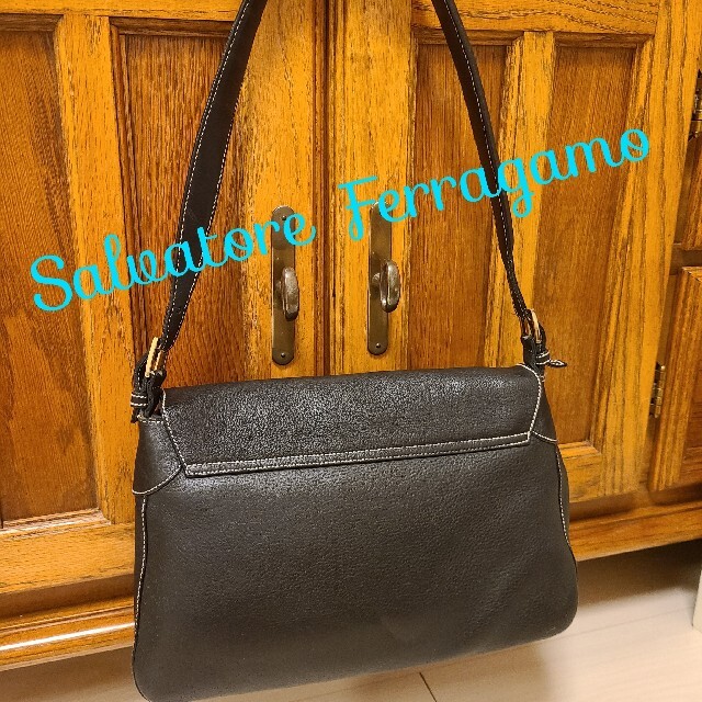 Salvatore Ferragamo(サルヴァトーレフェラガモ)のサラヴトーレフェラガモ ガンチーニ ショルダー バック レディースのバッグ(ショルダーバッグ)の商品写真