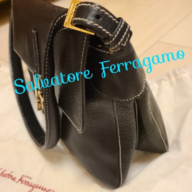 Salvatore Ferragamo(サルヴァトーレフェラガモ)のサラヴトーレフェラガモ ガンチーニ ショルダー バック レディースのバッグ(ショルダーバッグ)の商品写真