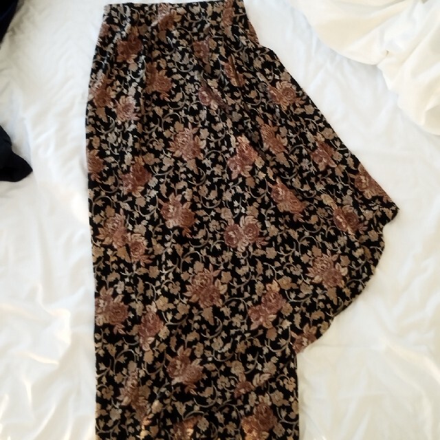 UNITED ARROWS(ユナイテッドアローズ)の黒　花柄　前合わせ　ロングスカート　ユナイテッドアローズ　Josef Otten レディースのスカート(ロングスカート)の商品写真